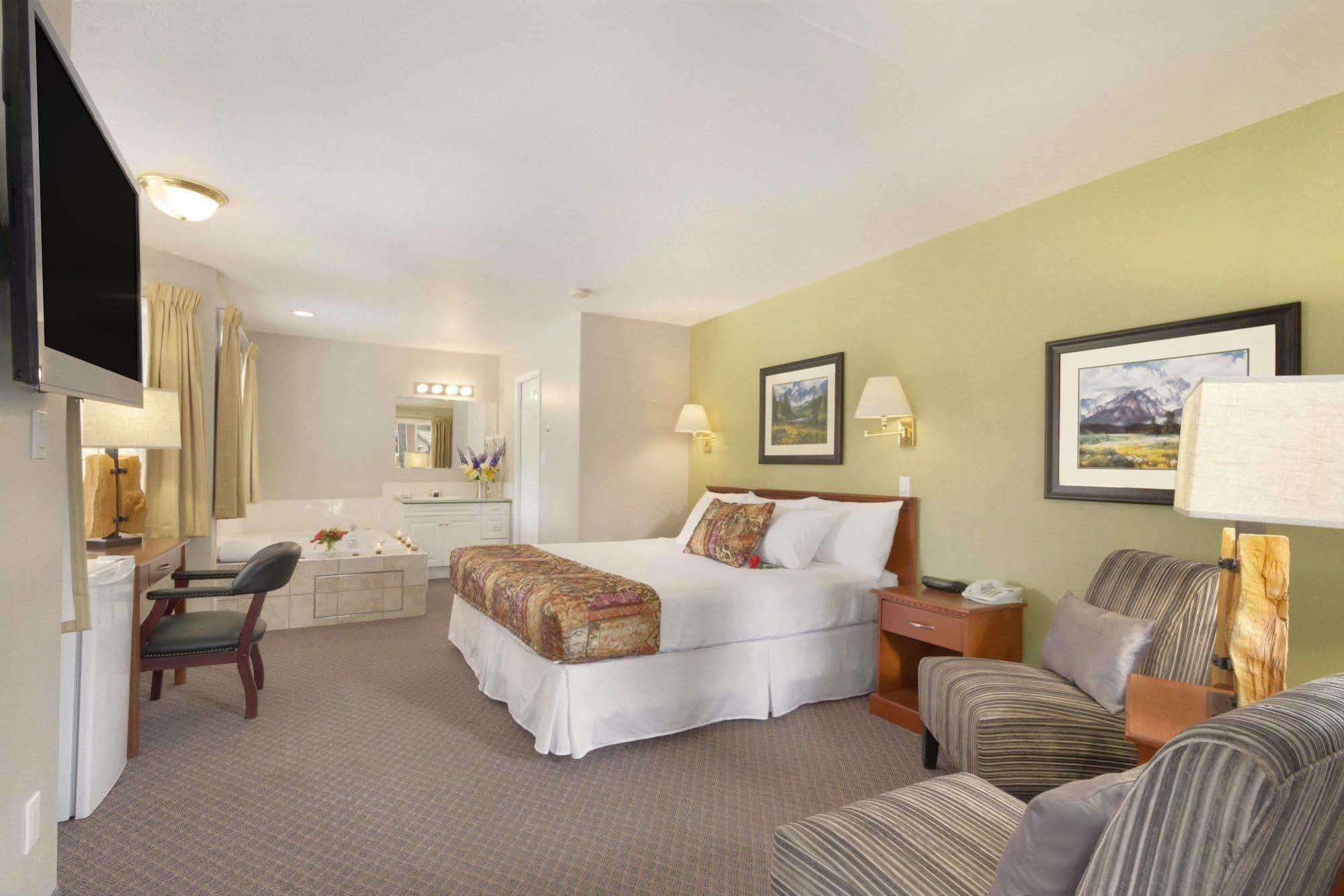 Travelodge By Wyndham Golden Sportsman Lodge Экстерьер фото